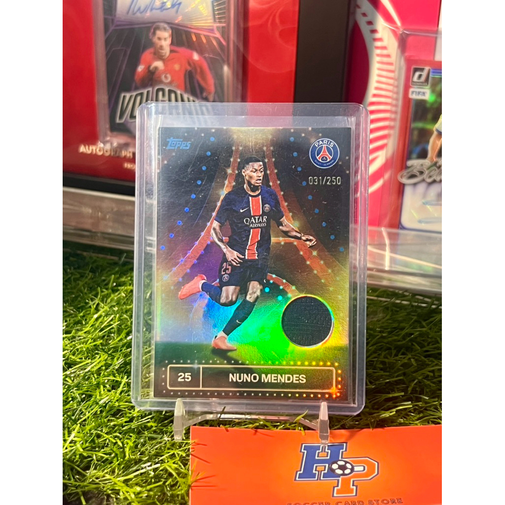 ชิ้นการ์ดฟุตบอล Nuno Mendes /250 Match สวมใส่ Topps PSG ชุดทีม 2024/25