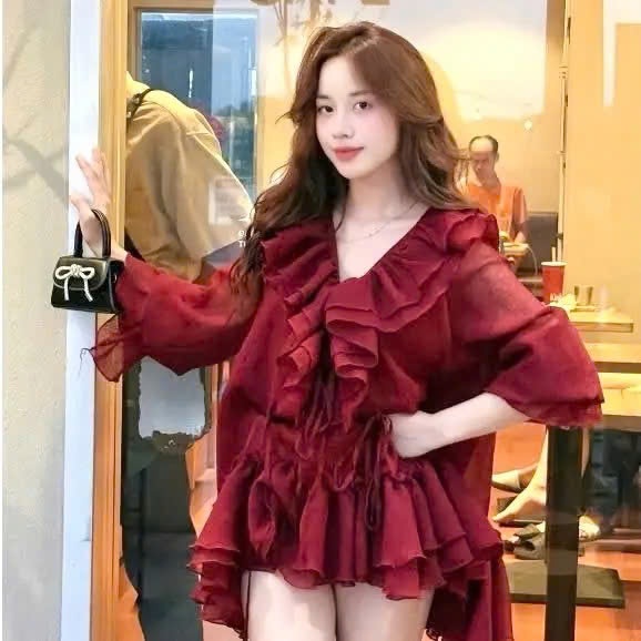 เดรสคอวี เบบี้ดอลล์ แขนยาว เอวยางยืด ผูกโบว์ทั้งสองด้านของเอว พร้อมกางเกงกันรอยถอดได้ ชุดผู้หญิงสวยละมุน