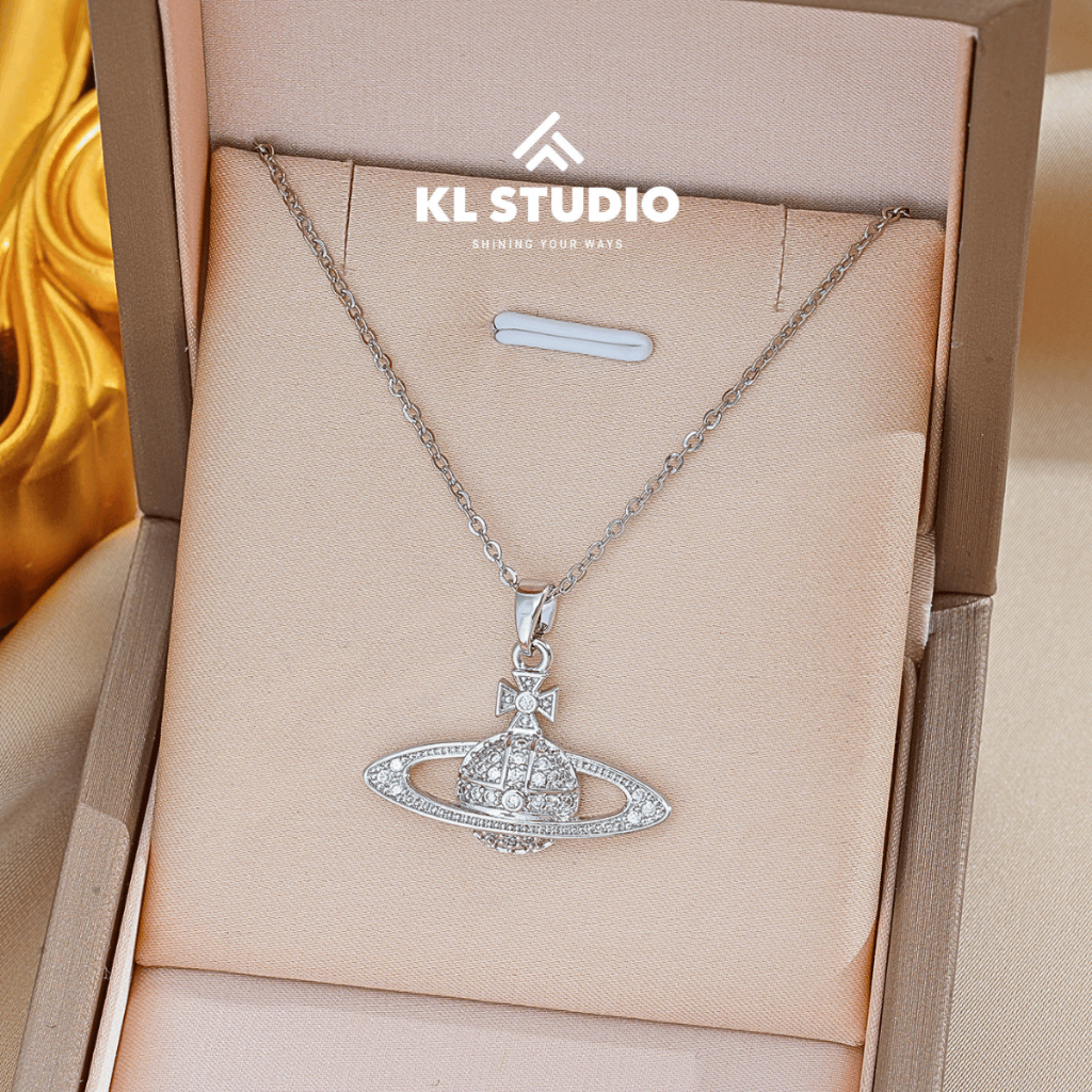 Vivi KL.STUDIO สร้อยคอดาวเคราะห์ สร้อยคอพร้อมจี้ดาวเสาร์ที่หรูหราและส่วนบุคคลพร้อมหิน - N71