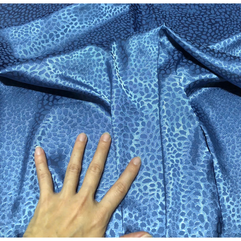 C542 - ผ้าซิลค์โบรเคดลายเสือดาวสีน้ําเงิน (2m x 1.5m) ยืดได้เยอะ