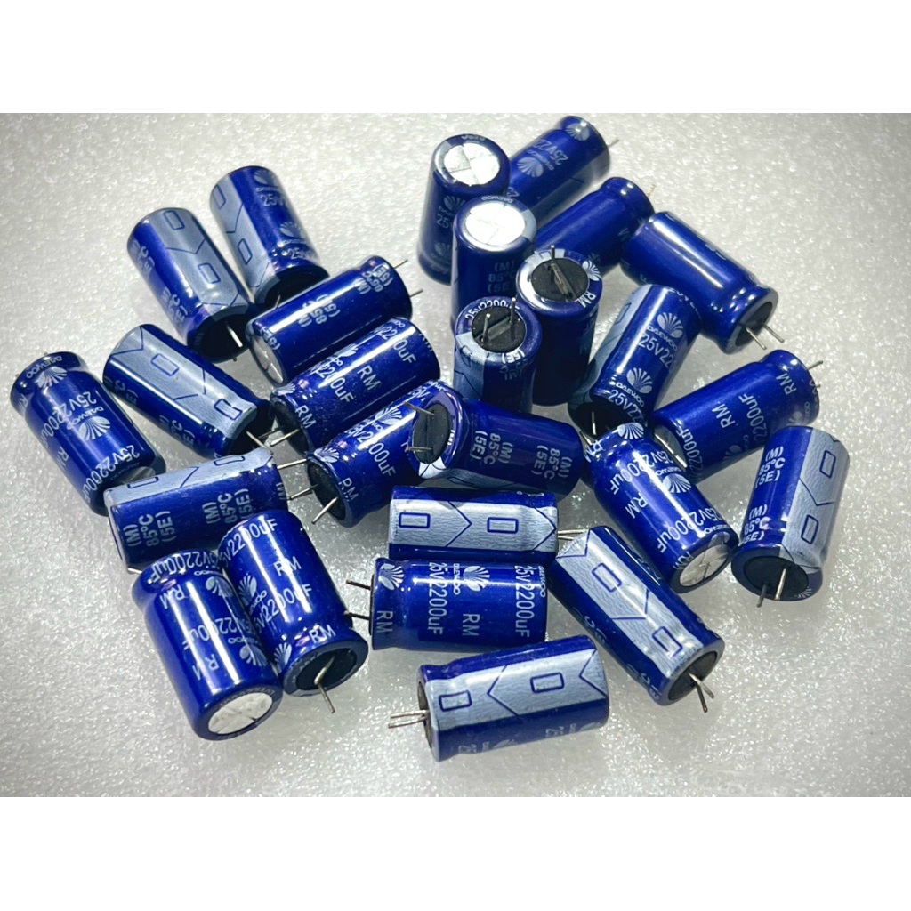 [ 10 ชิ้น ] คาปาซิเตอร์ 25V 2200UF ขนาด: 12.5x25mm ยี่ห้อ Daewoo (25V2200UF 2200UF25V 2200UF 25V )
