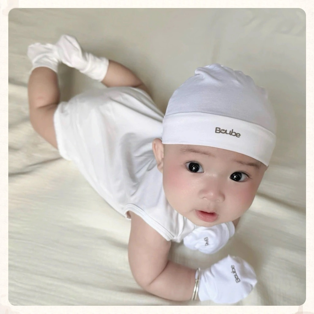 ชุดจั๊มสูททรงสามเหลี่ยมตัวปุ่มตรงสีขาวสําหรับทารกแรกเกิดเด็กผู้ชายเด็กผู้หญิง โบube ผ้าคอตตอน