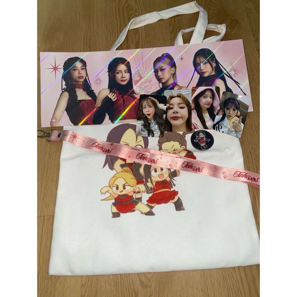 กระเป๋า การ์ด ป๊อป แบนเนอร์ สายคล้อง - First Love Fanmeting (Kieu Anh, Xuan Nghi, Dj Mie, Chau Tuyet