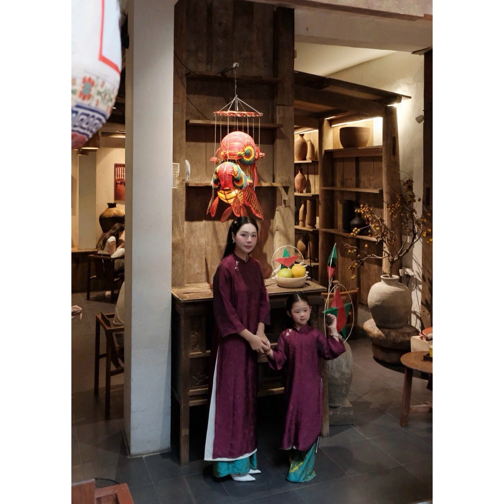 ชีฟองไหมเงาคุณภาพสูง Ao Dai พร้อมด้านสีแดงไวน์ 4 ด้าน - หรูหรา มีคุณธรรมสูง และน่าสนใจ-MB99
