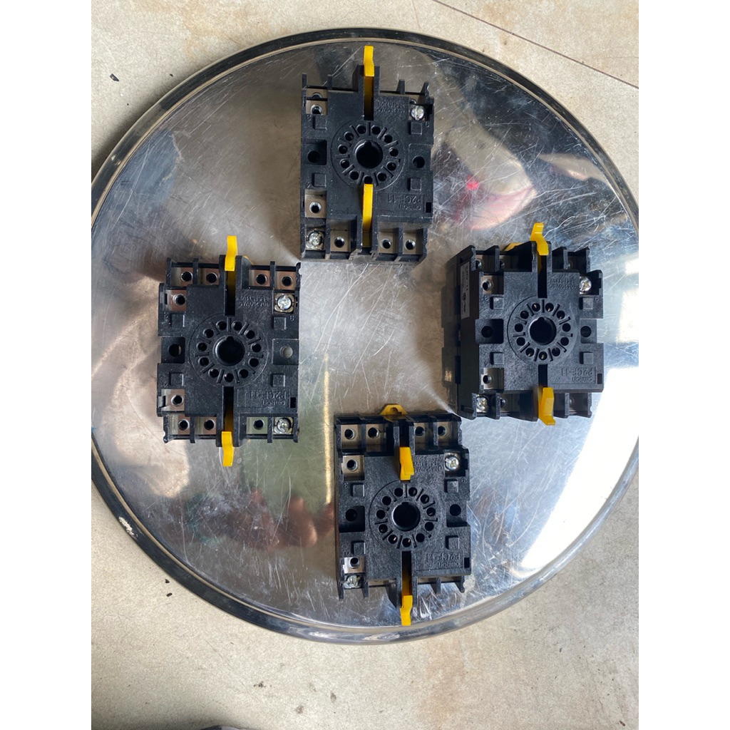 ฐาน Omron 11 พินของญี่ปุ่น OMRON P2CF-11 ใหม่ 95%