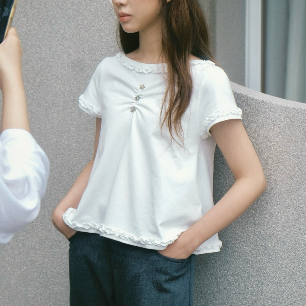 JANET STUDIO • เสื้อยืดกระดุมรูปดาว 3 ปุ่ม