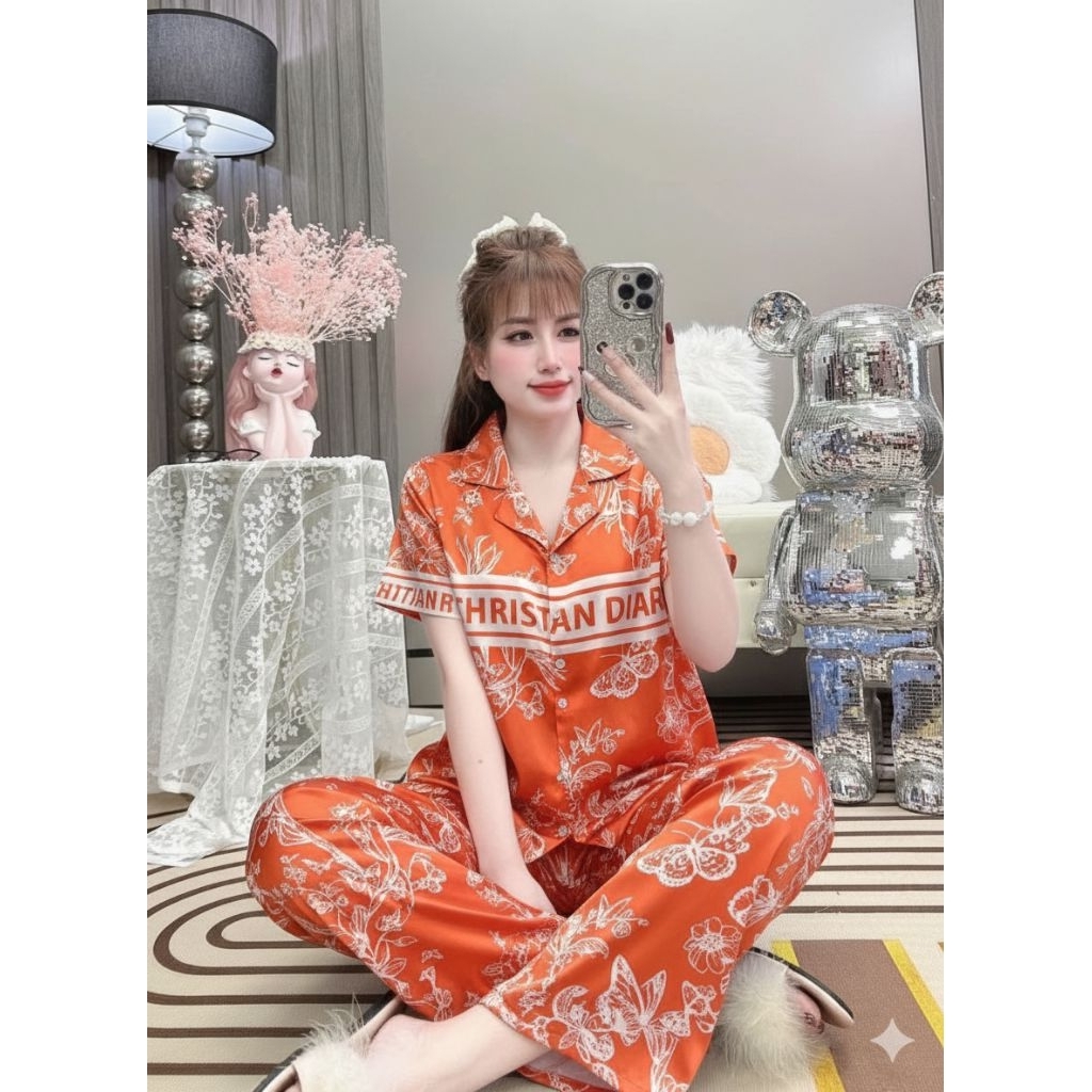 ผู้หญิง PYJAMA SUITS TO WEAR AT HOME, SHORT SLEEVES, METALLIC SCRATCHED SILK LONG PANTS, การออกแบบคุ