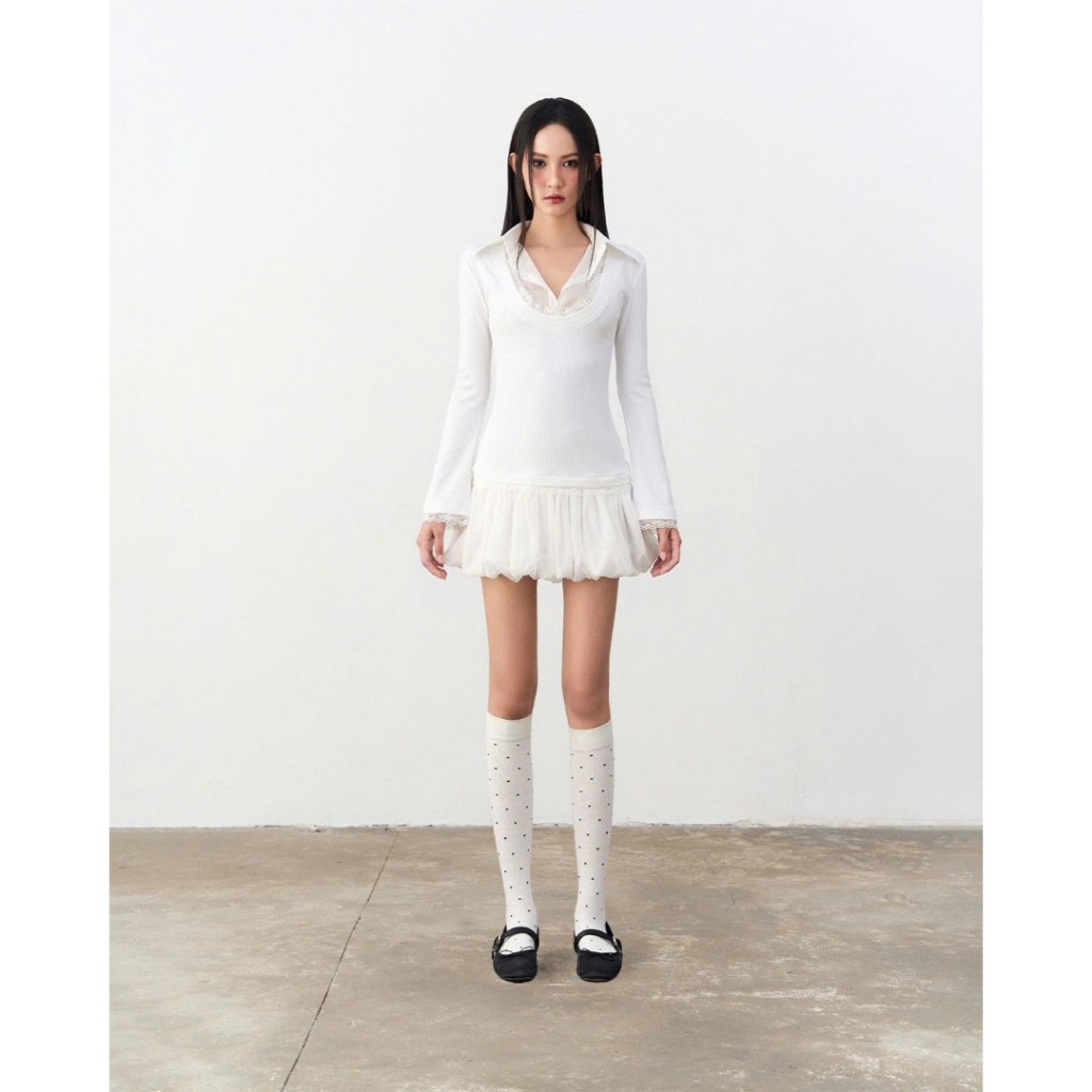 So Dôte.Club - เดรสยางยืดสีขาวลูกไม้และกระโปรงยางยืด Pazazi สีขาว