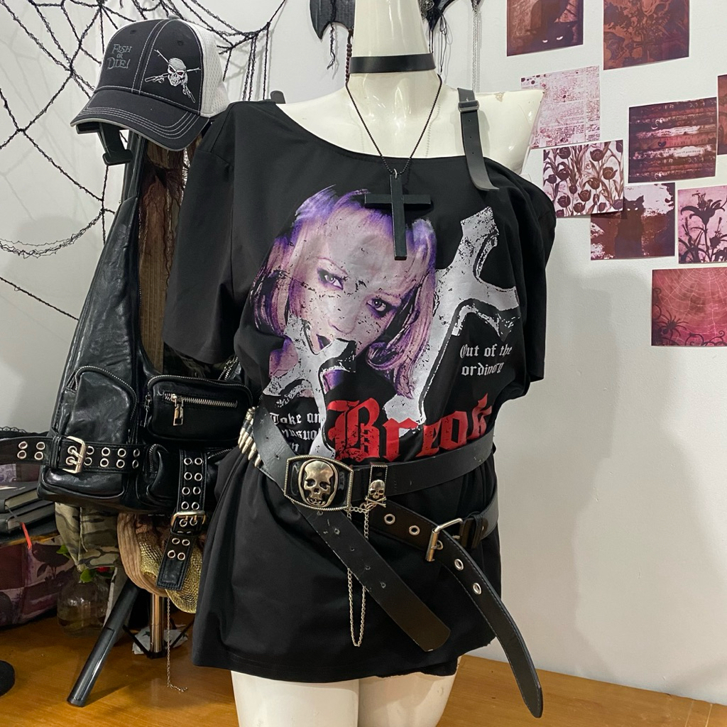 เสื้อยืดเปิดไหล่สีดําโอเวอร์ไซส์พร้อมเข็มขัดพิมพ์ลาย punk rock gothic y2k grunge...