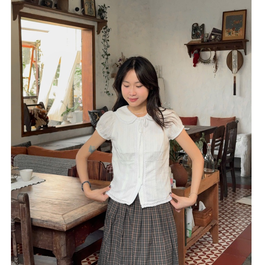 Ruby Top - เสื้อเชิ้ตผู้หญิง เสื้อเชิ้ตลายดอกไม้ปกบัวแต่งขอบลูกไม้และแขนพัฟ nhiennhienvintage BA443