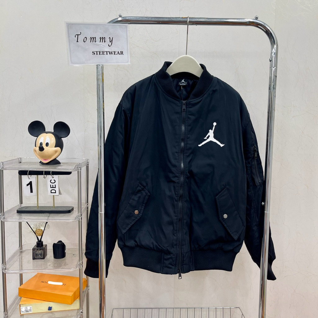 [คุณภาพสูง] - เสื้อแจ็คเก็ตบอมเบอร์ J0rdan A1r ลายนักเตะด้านหลัง - สินค้าคุณภาพสูง