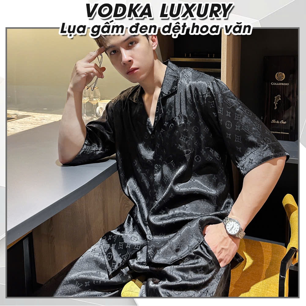 ชุดนอนแขนสั้นผู้ชายผ้าไหมพรมผ้าโปร่งนุ่มลายคมชัด LV34 - VODKA LUXURY