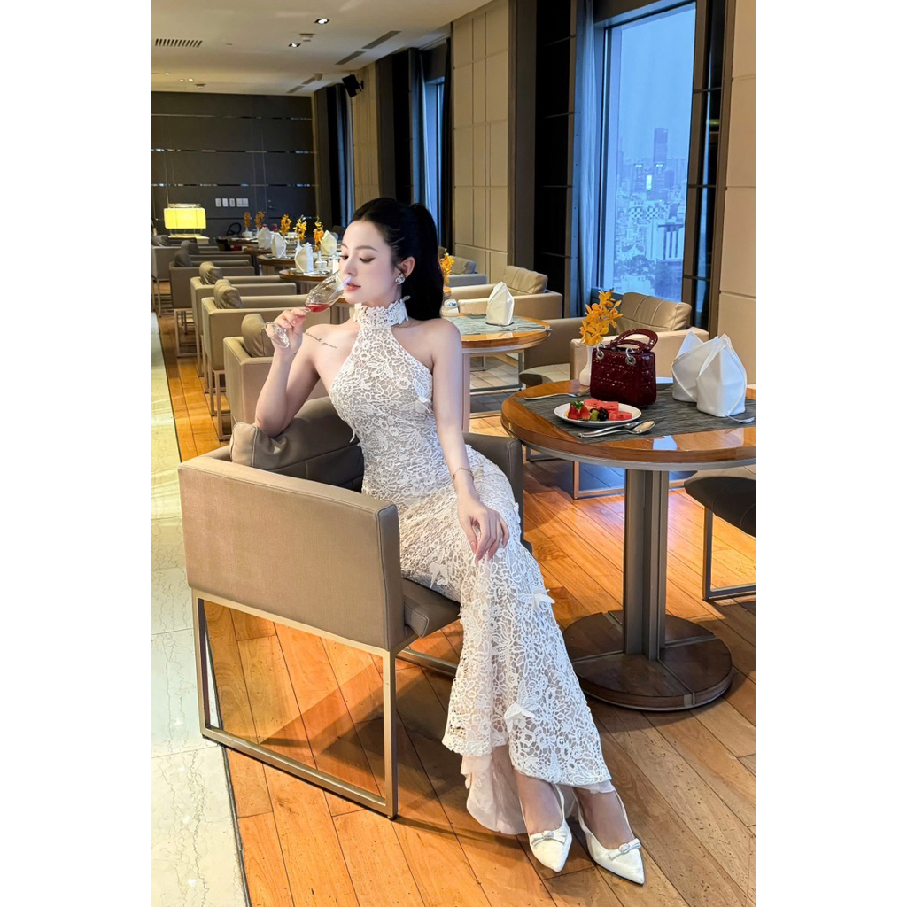 แม็กซี่เดรสลูกไม้คล้องคอและทรงหางปลาเว้าหลัง-HKT2T-Store🩵