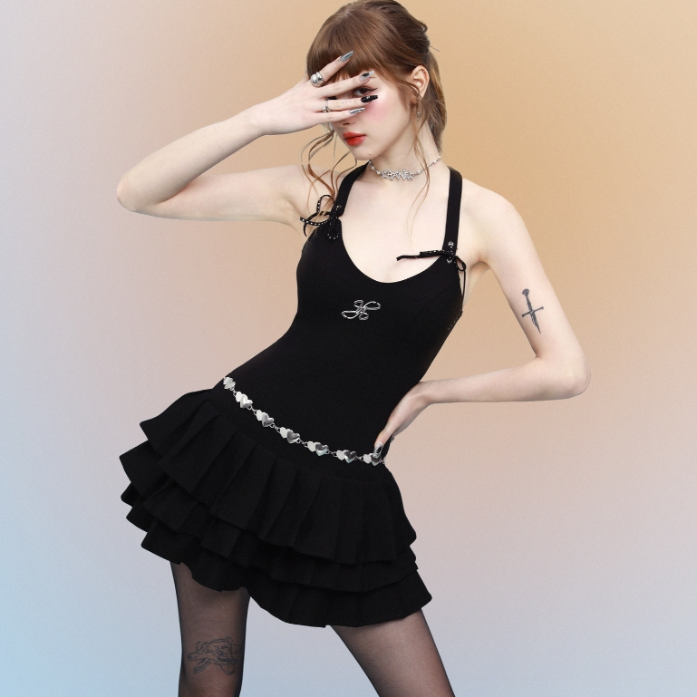 Liliana Dress AIAI OFFICIAL 2-Strap Flared Dress พร้อมสายหลังประดับหินและโลโก้โลหะ