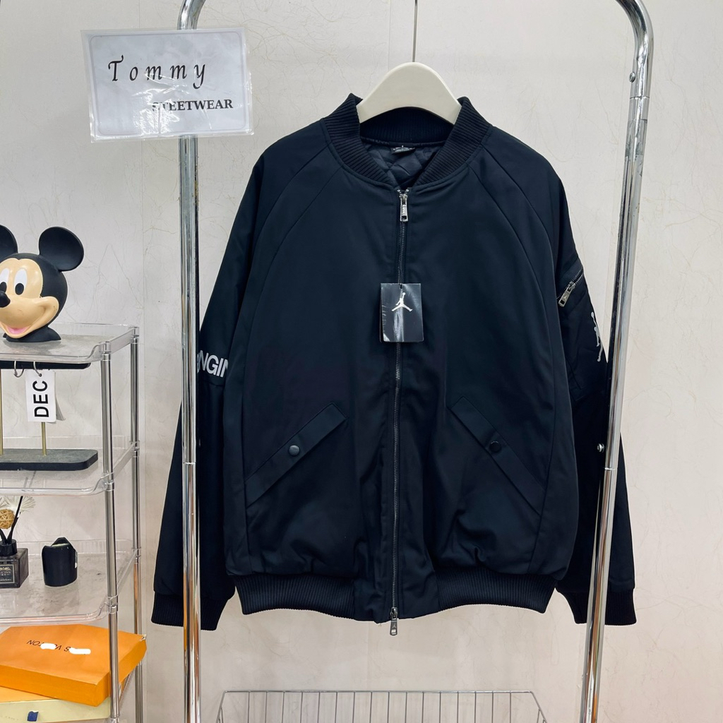 [คุณภาพสูง] - J0rdan 23 Engineered Bomber Jacket ตัวอักษรสีดําด้านหลัง Check Sleeve - สินค้าคุณภาพสู