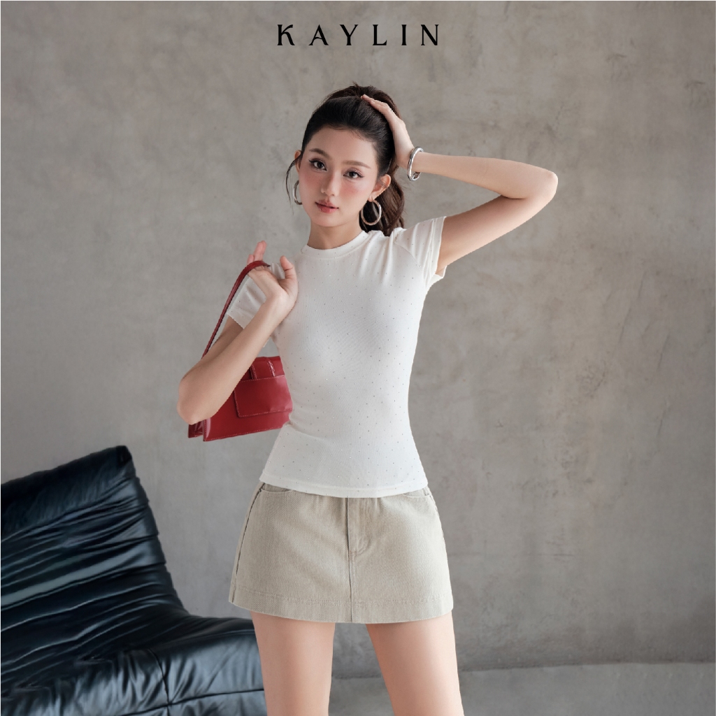 KAYLIN เสื้อยืดแต่งทรงพลอยเทียม ผ้าคอตตอนยืด ทรง Basic Collection พฤศจิกายน 2025 - A82T11