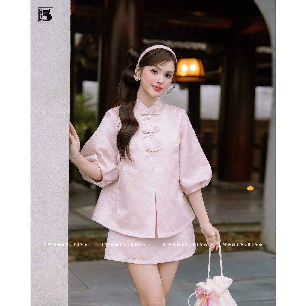 ชุดเซ็ตผู้หญิง ยี่สิบห้า รวมเสื้อคอปกกระดุม แขนพอง และกระโปรงทรงเอ ผ้าโบรเคดคุณภาพสูง ADL09