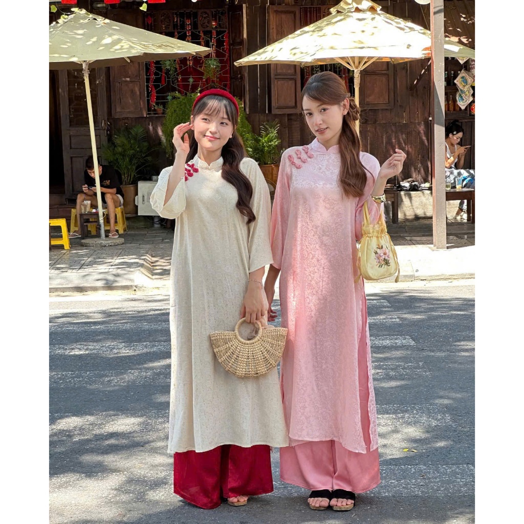 ชุด ao dai สุดน่ารัก WITH PANTS สําหรับสวมใส่ในระหว่าง Tet 2026 ผ้า ao dai พร้อมคอเต่า และแขนหลวม กร