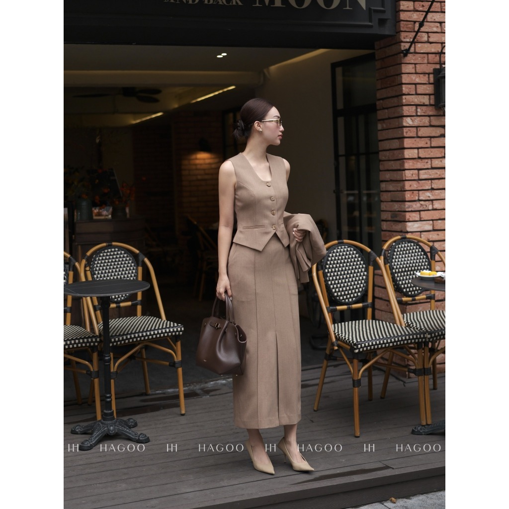 เซต 2 ดีเทล เสื้อกั๊กคอยูแต่งกระดุมรวมกับกระโปรงทรงตรงจับจีบด้านหน้า HAGOO [A8059-CV8059]