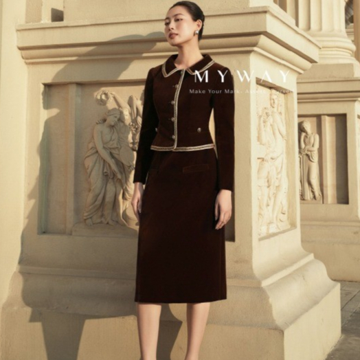 MY WAY Office ชุดเสื้อกั๊กและกระโปรงผู้หญิงทําจากกํามะหยี่หรูหรา 3MVB0219W - 3MCAB215BW NA0