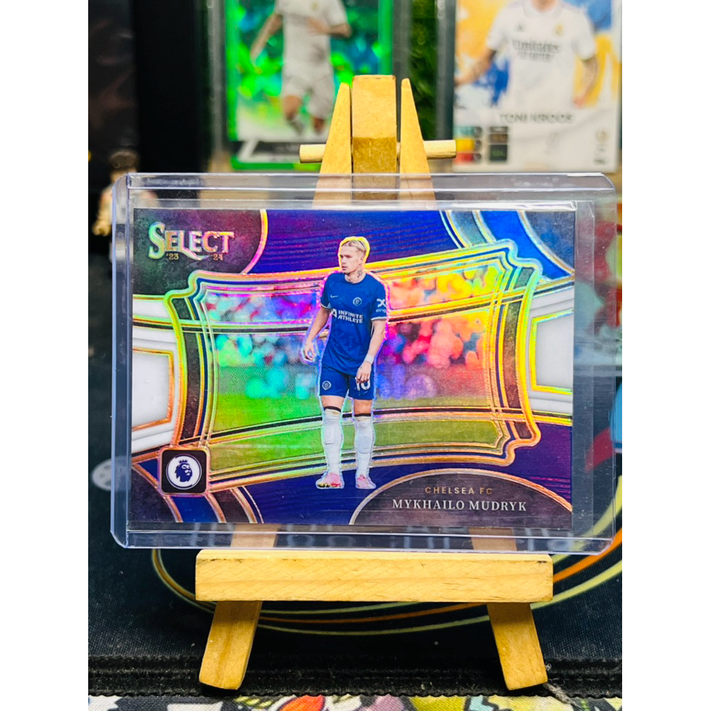 Mykhailo Mudryk เชลซีระดับสนามสีม่วงสีขาวหลายสี Panini เลือก EPL 2023/24 การ์ดฟุตบอล