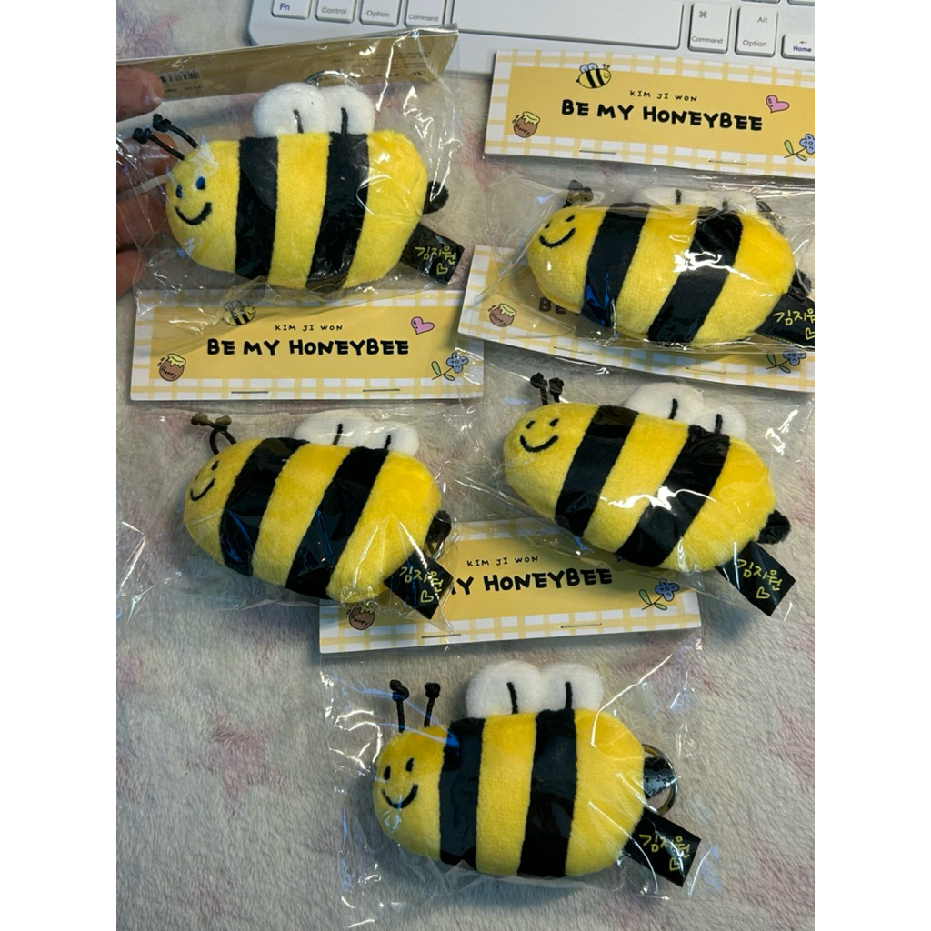 พวงกุญแจของแท้ Be my one พวงกุญแจผึ้ง Kim Jiwon HZ