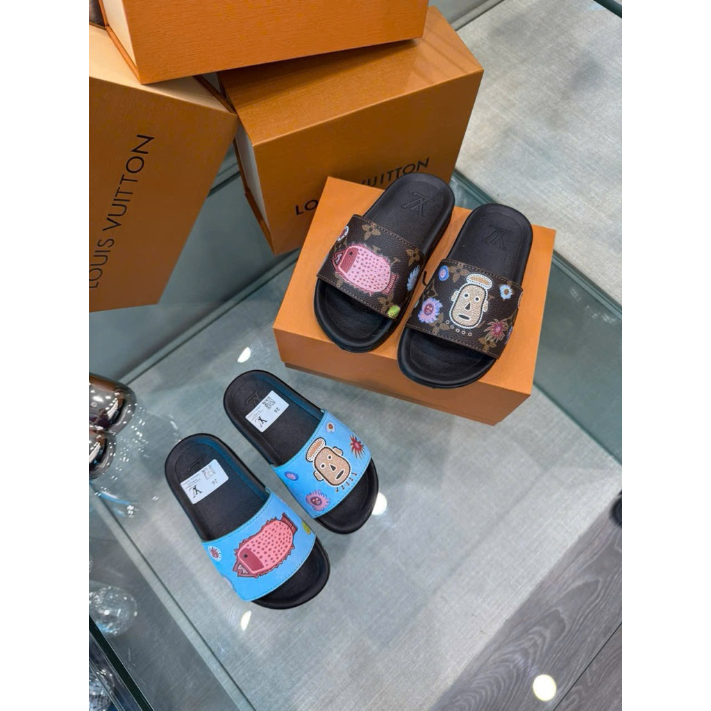 LV เลเวล รองเท้าแตะเด็กลายนูน ฮอตเทรนด์ 2025 สําหรับเด็กชายและเด็กหญิง