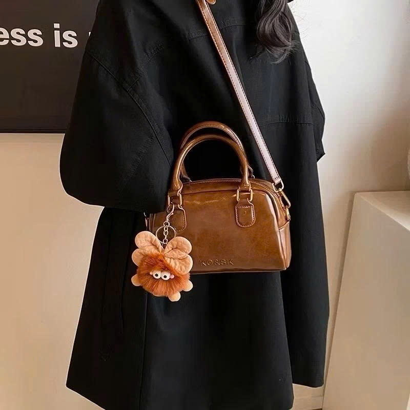 กระเป๋าถือสตรีหนัง PU เคลือบเงาคุณภาพสูง ทรงกล่องวินเทจ มาพร้อมเครื่องรางสัตว์ตุ๊กตาน่ารัก กระเป๋าสะ