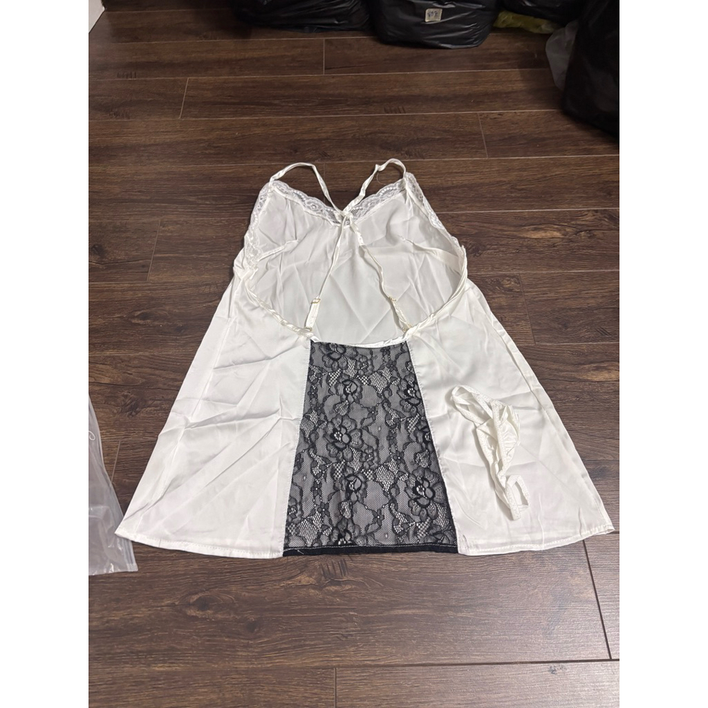 ใหม่. ชุดนอนสีดําและสีขาวภายใต้ 53กก. gl4.