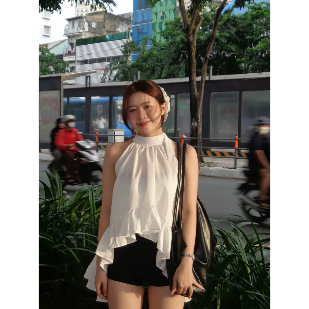 ชุดเสื้อเชิ้ต BBD SILK สีขาวพร้อมคอปกจับจีบและกางเกงขาสั้นสีดํา