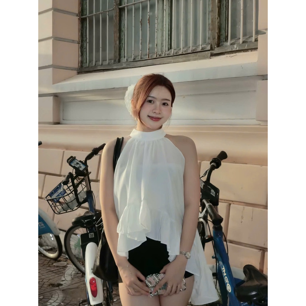 ชุดเสื้อเชิ้ต BBD SILK สีขาวพร้อมคอปกจับจีบและกางเกงขาสั้นสีดํา