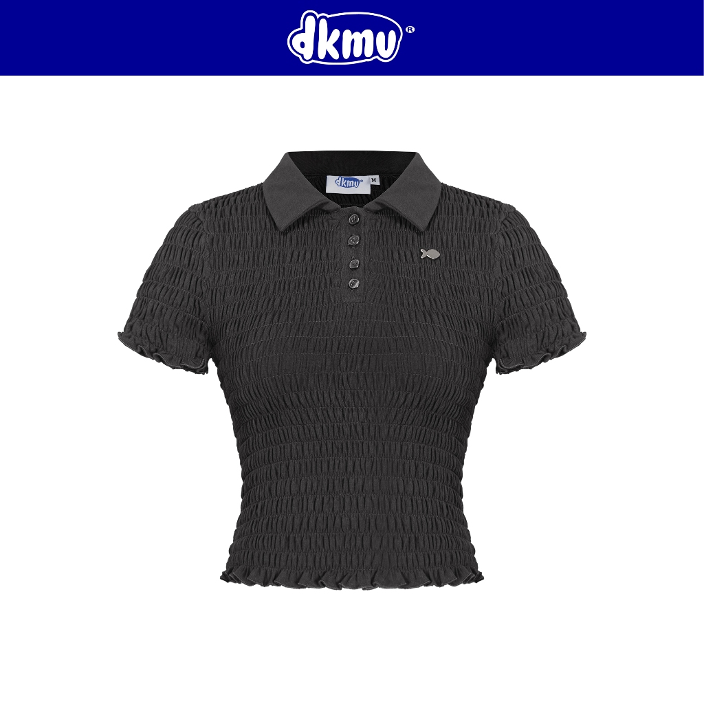 เสื้อเชิ้ตผู้หญิงสวยๆเอวยางยืด DKMV คอโปโลแขนสั้นมีกระดุมและโลโก้ปลาสแตนเลสสีดํา Brit Top | K-T49-D