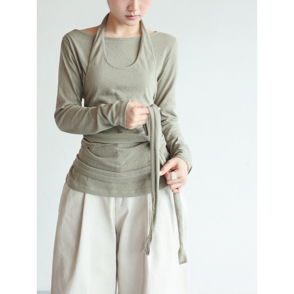 เช่น เสื้อยืดแขนยาวชั้นๆและสายเดี่ยวคล้องคอ | เอสเซ็นส์ท็อป