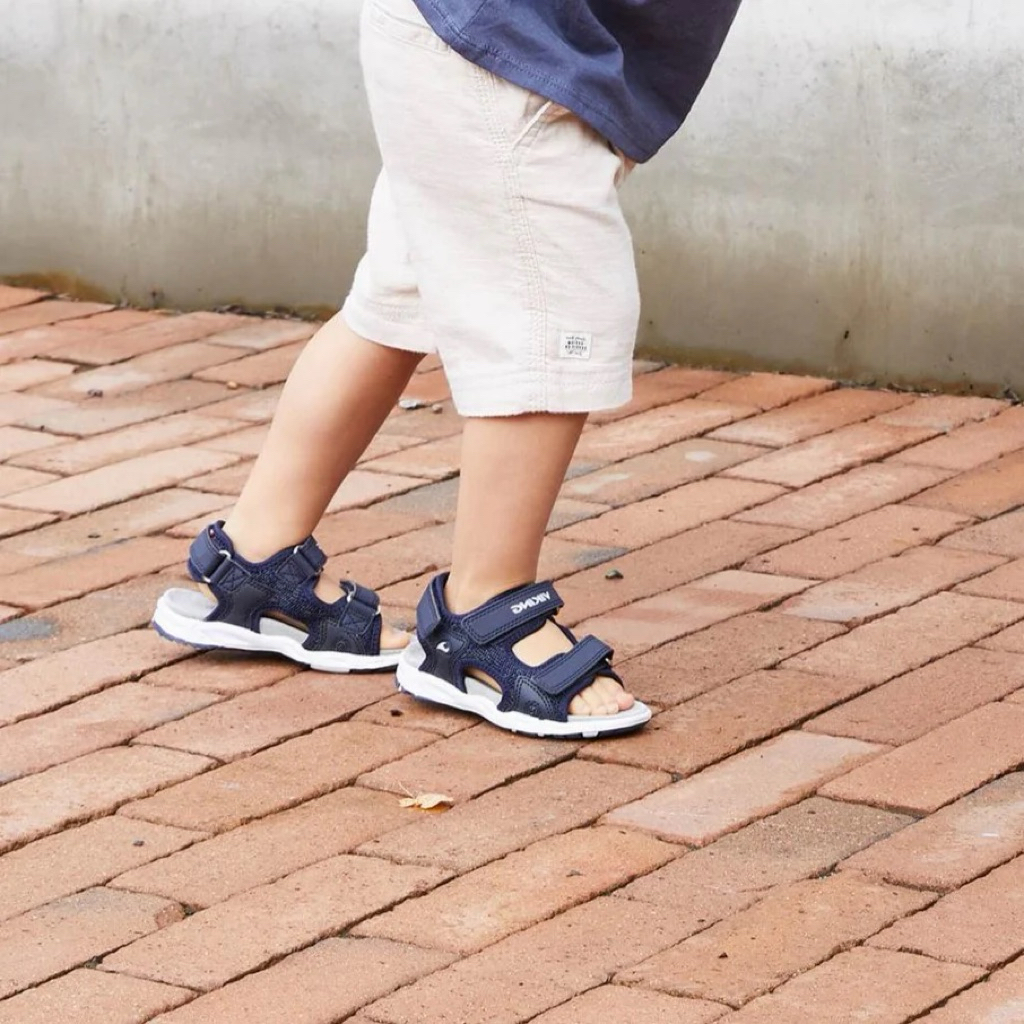 VIKING TUR BLUE SANDAL รองเท้าแตะ Unisex พื้นรองเท้าหนังแท้ เบา สบาย ได้ทั้งเด็กชาย ร่วมมือง่าย ของแ