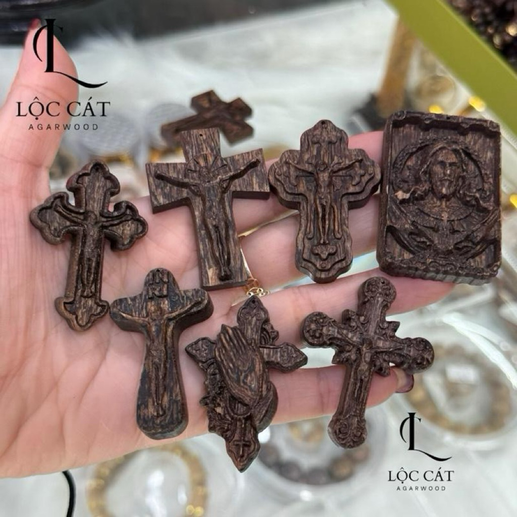 [LC-MDC05] Loc Cat Agarwood จี้คาทอลิกทําจากไม้ไม้กฤษณาพร้อมอ่างล้างจานเหล็กคม แถมฟรีสายคล้องคอ