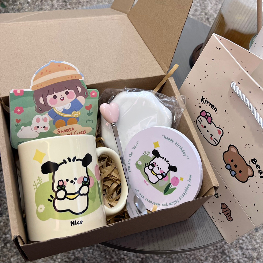 SYNTHESIS OF SUPER IU GIFT SET (กล่องของขวัญ + ถ้วย + ช้อน + พวงกุญแจ หรือที่รองแก้ว + การ์ด + ถุงขอ