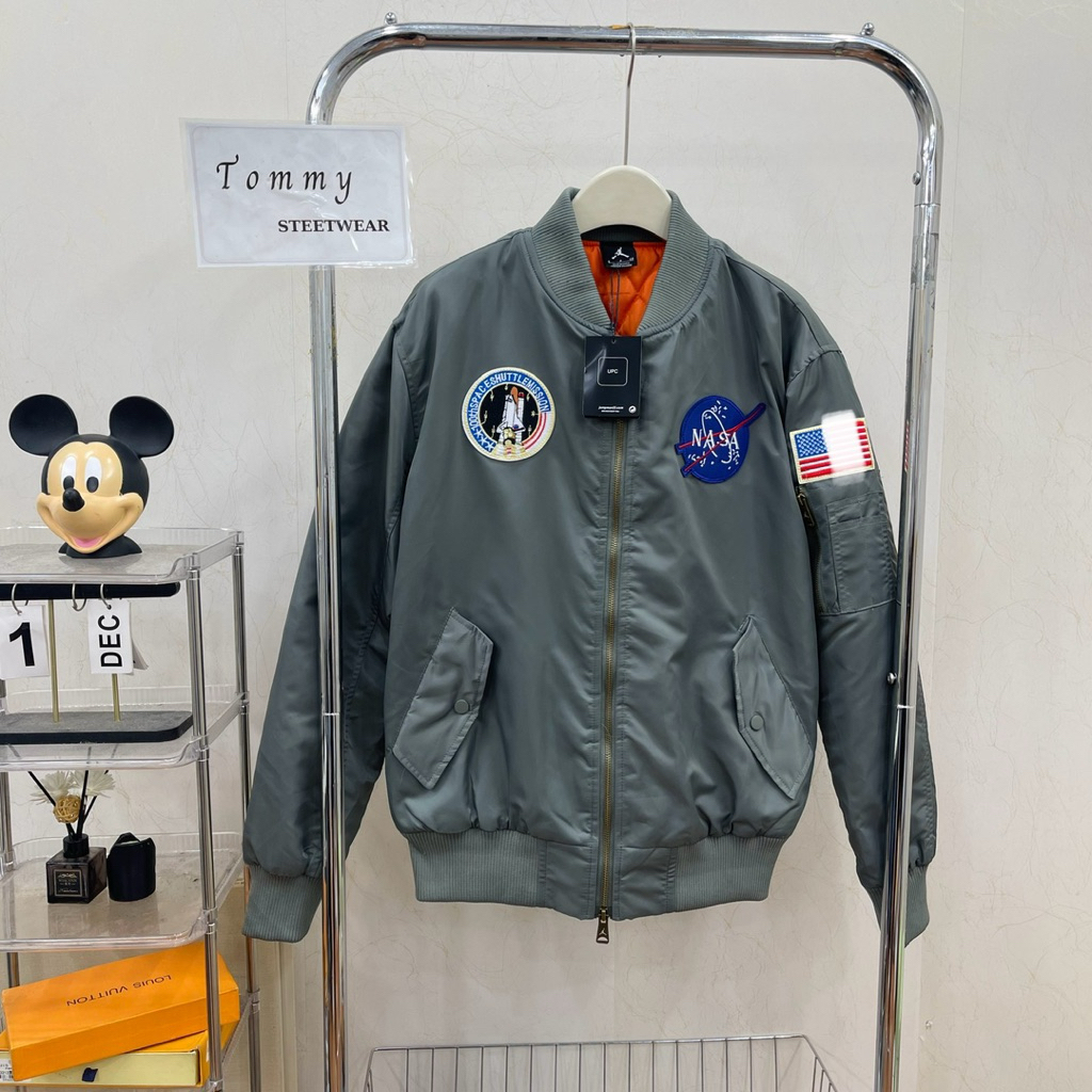 [HIGH QUALITY] - J0rd@n N@s@ Bomber Jacket สีฟ้าอ่อนรูปแบบจรวดซับสีส้ม Hottrend - สินค้าคุณภาพสูง
