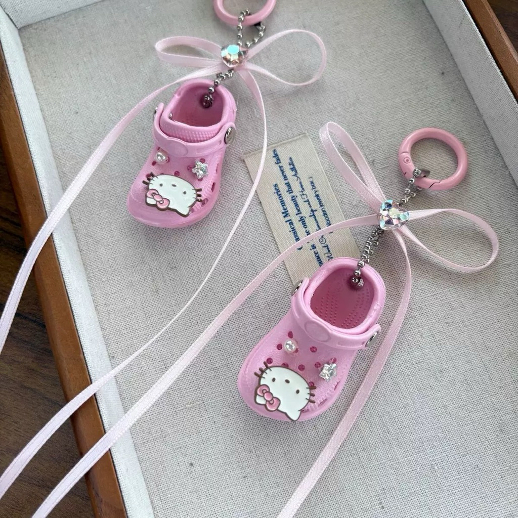 พวงกุญแจรองเท้าแตะ Croc charm kitty โบว์สีชมพูสวย