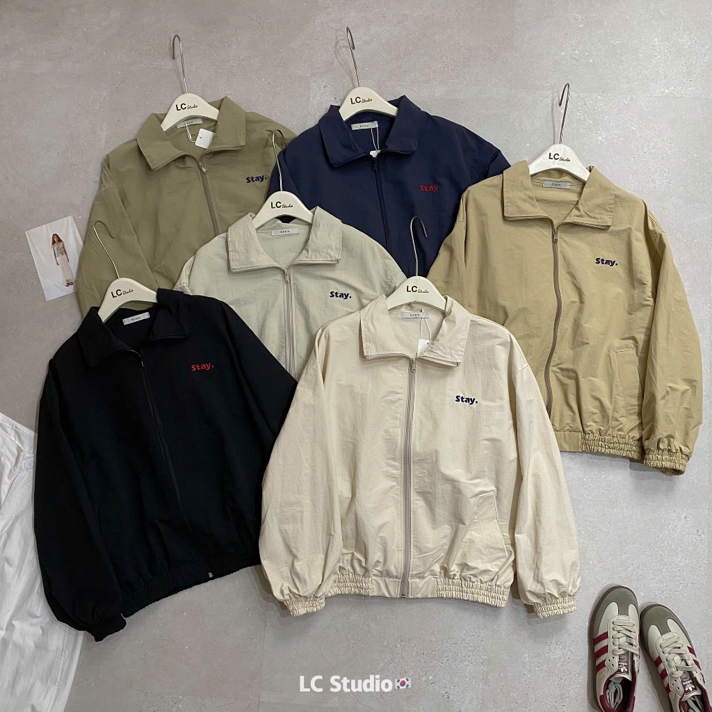 STAY XONXENSHOP เสื้อแจ็คเก็ตสีกากีคอปกเปิดลงปักลาย รหัส A704