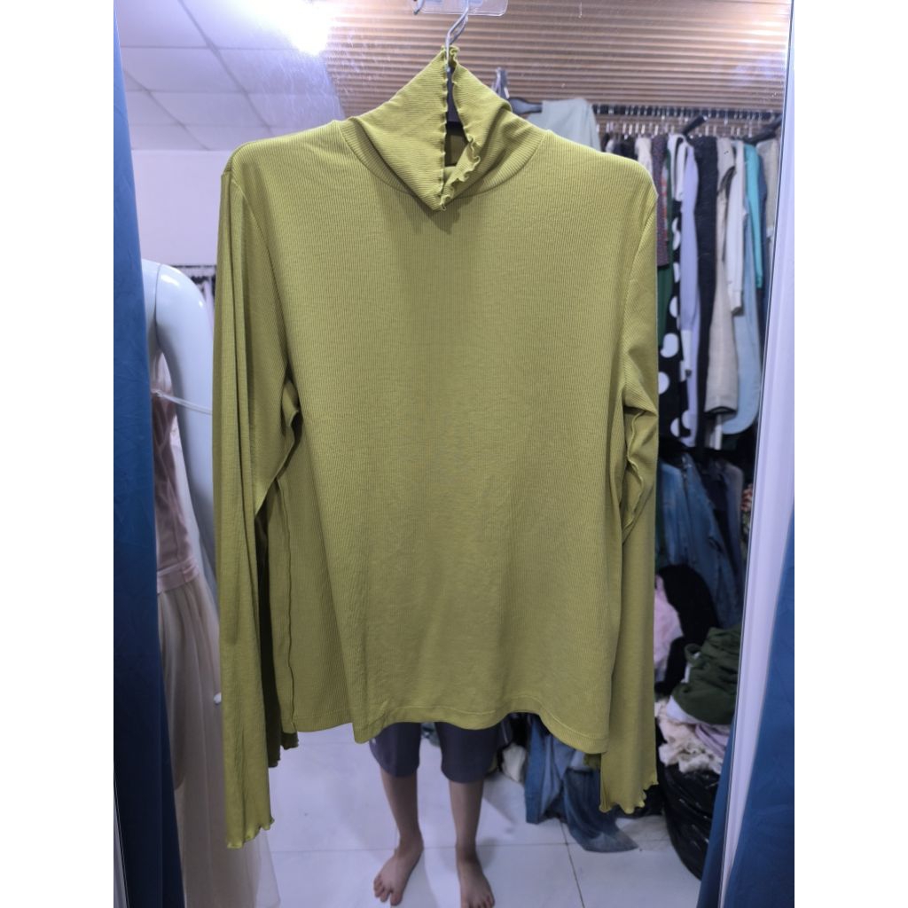 เสื้อคอเต่า GU ไซส์ XL (กรุณาอ่านรายละเอียดให้ละเอียด)