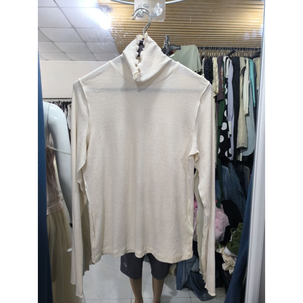 เสื้อคอเต่า GU ไซส์ M (กรุณาอ่านรายละเอียดให้ละเอียด)