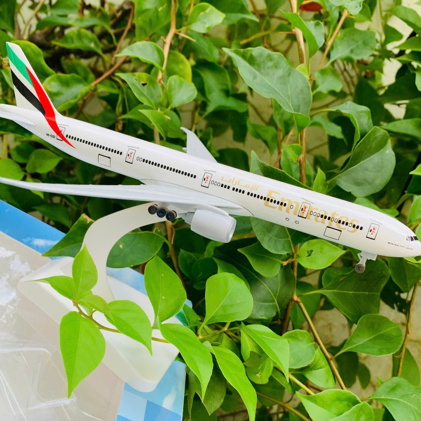 Mô hình máy bay "Emirates Airlines" Boeing B777-300ER 20CM tỉ lệ 1:400 có bánh xe + chân đế (Fullbox
