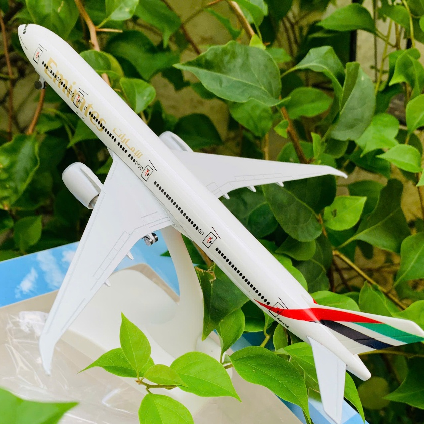 Mô hình máy bay "Emirates Airlines" Boeing B777-300ER 20CM tỉ lệ 1:400 có bánh xe + chân đế (Fullbox