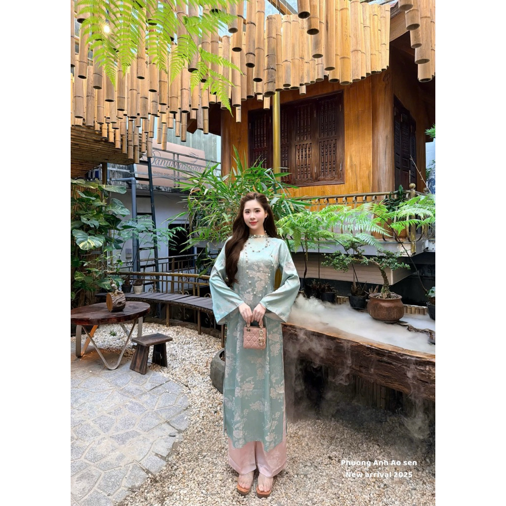 SA Hac To nga Ao Dai พร้อมคอปกปักเลื่อมสีฟ้าอ่อน 2 ตัว ผสมกางเกงสีชมพู