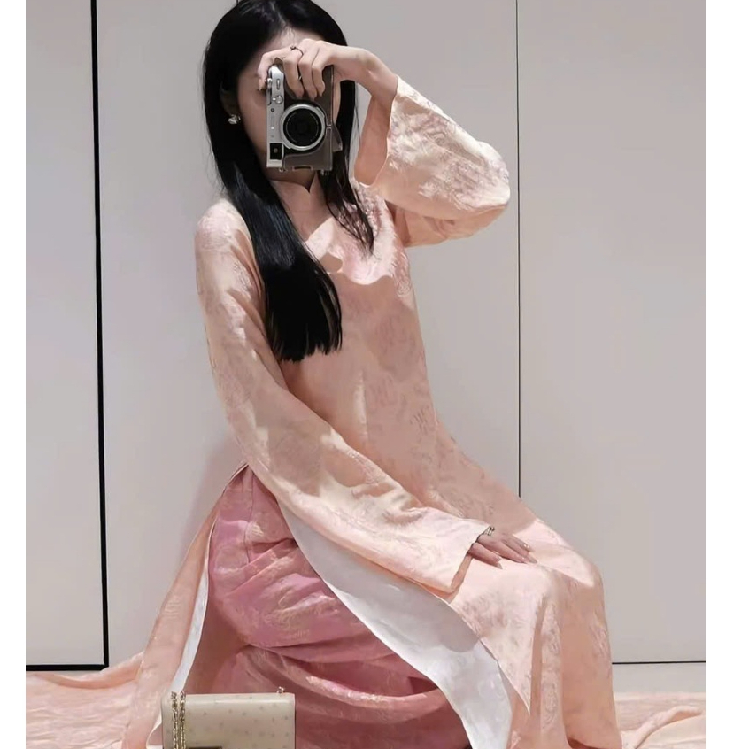 ผ้าโบรเคดสมัยใหม่ ao dai พร้อม 4 แผง รุ่น ao dai ผลิตจากผ้าโบรเคด 4 แผง ดีไซน์คอ 2.5 ซม. พร้อมแขนยาว