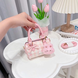 กระเป๋าเด็กทารกขนาดเล็กรูปทรงกลองสีชมพูพร้อมเครื่องรางสัตว์ …