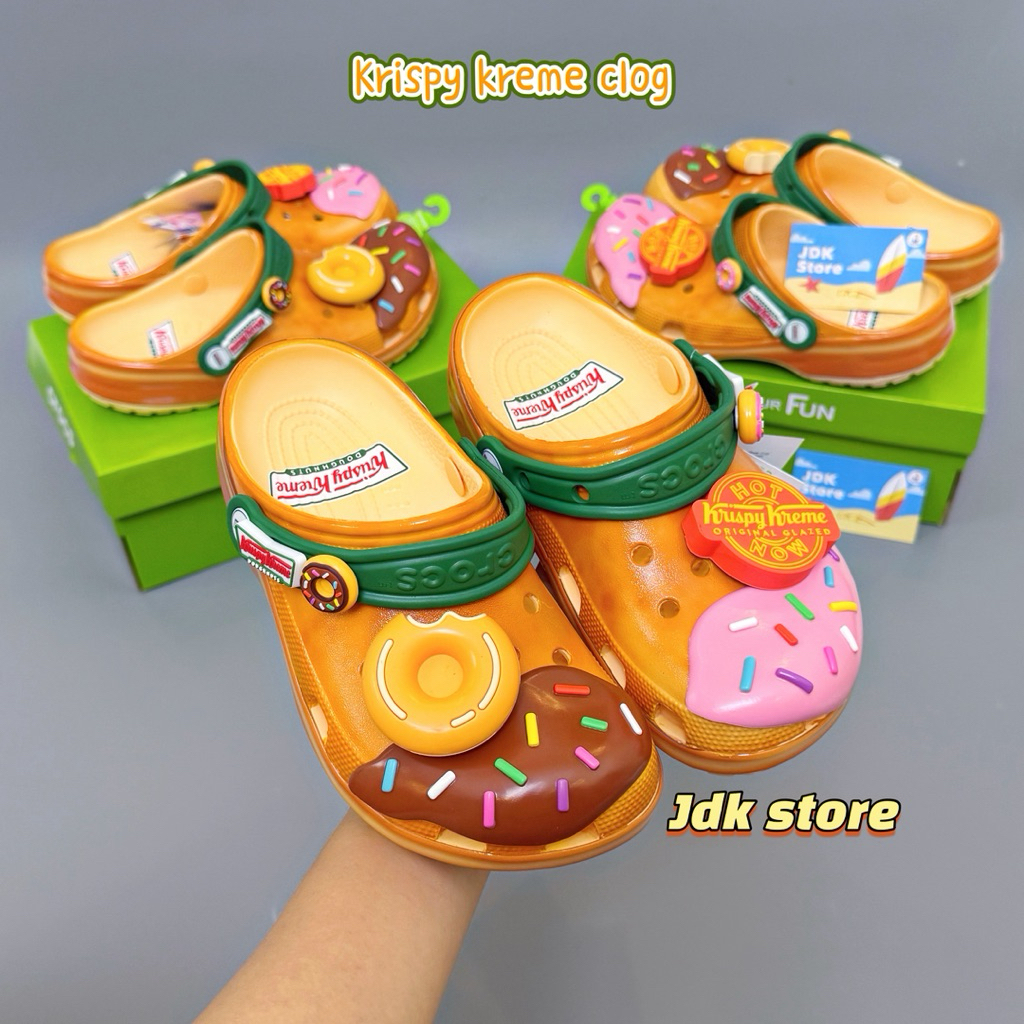 JDK Store_รองเท้าแตะกันลื่น Krispy Kreme สําหรับทุกเพศ พร้อมชุดเสน่ห์
