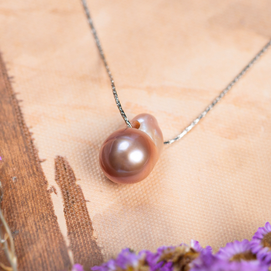 สร้อยคอสแตนเลสไทเทเนียม Radial Raw Pearl Powder สีชมพู - Truong Thinh Pearl