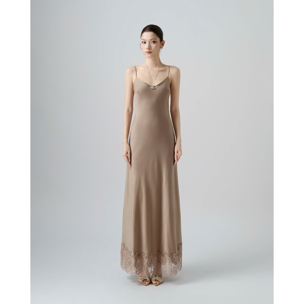 RUBIES Stella Dress - เดรสยาวผ้าไหมผู้หญิง เอวตรง เดรสลูกไม้คอวี 2 สาย