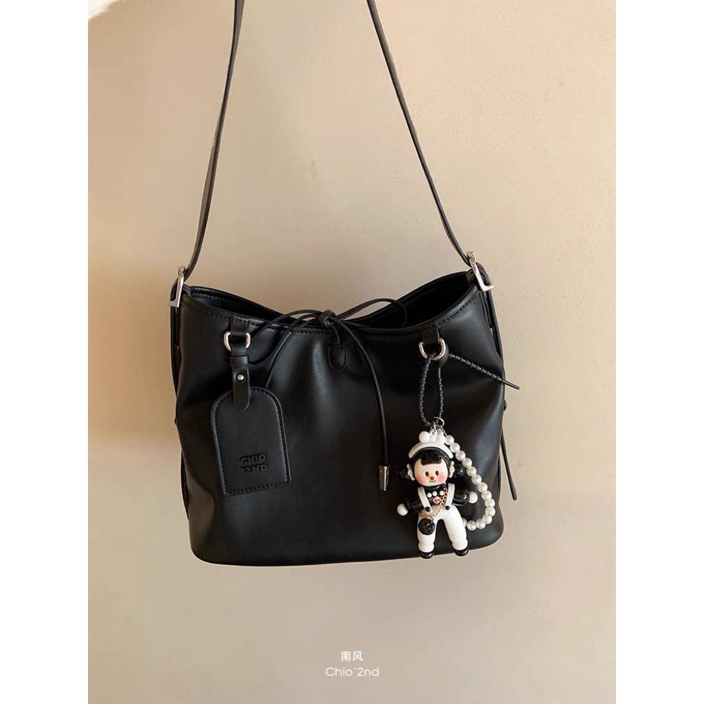 {chíneh háng}(SnShip) tote bag CIO2ND หนัง Pu with charm (CD32905)